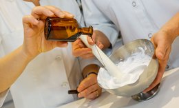 Salbe mischen und Öl zugießen