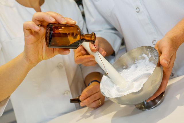 Salbe mischen und Öl zugießen