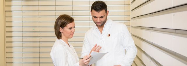 Apothekerin und Apotheker im Lager der Apotheke